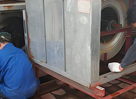 清洗楼顶风机中