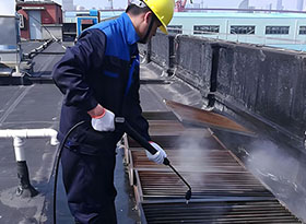 清洗楼顶净化器中